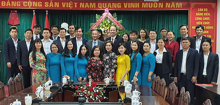 Phó Bí thư Tỉnh ủy Trần Văn Hiệp chúc mừng cán bộ, nhân viên Sở Thông tin và Truyền thông nhân kỷ niệm 95 năm ngày Báo chí Cách mạng Việt Nam
