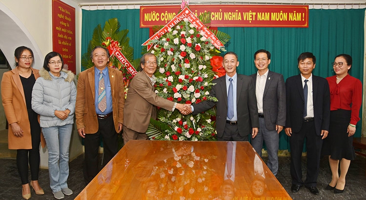 Đồng chí Trần Văn Hiệp - Phó Bí thư Tỉnh ủy chúc mừng Hội Văn học Nghệ thuật nhân dịp 21/6
