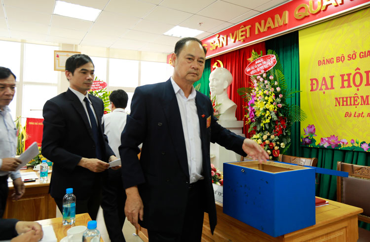 Đại biểu bỏ phiếu bầu Ban Chấp hành khoá mới