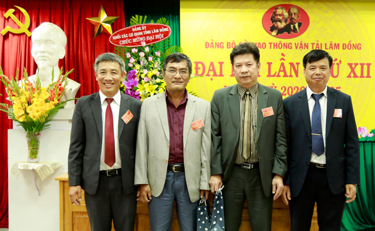 Lãnh đạo Đảng uỷ cơ quan tặng quà chia tay uỷ viên Ban Chấp hành, uỷ viên Uỷ ban kiểm tra khoá XI