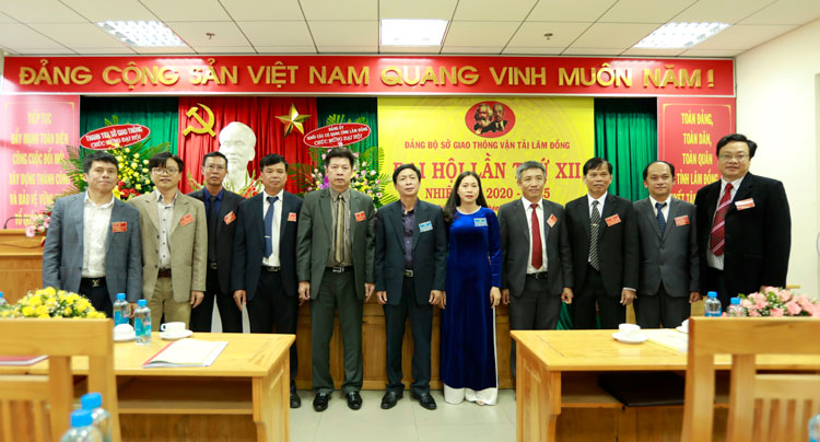 Đoàn đại biểu đi dự Đại hội Đảng bộ cấp trên ra mắt đại hội