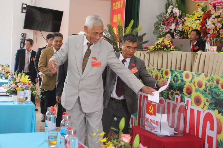 Các đại biểu bỏ phiếu bầu Ban Chấp hành khóa mới