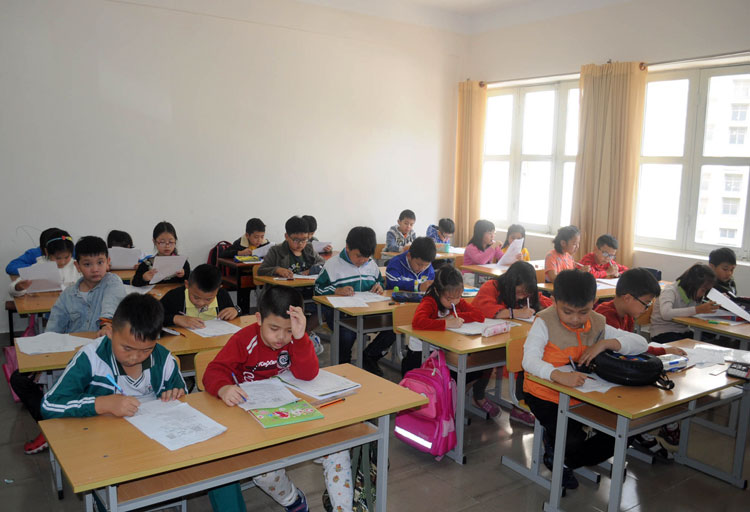 Các thí sinh làm bài thi trên giấy