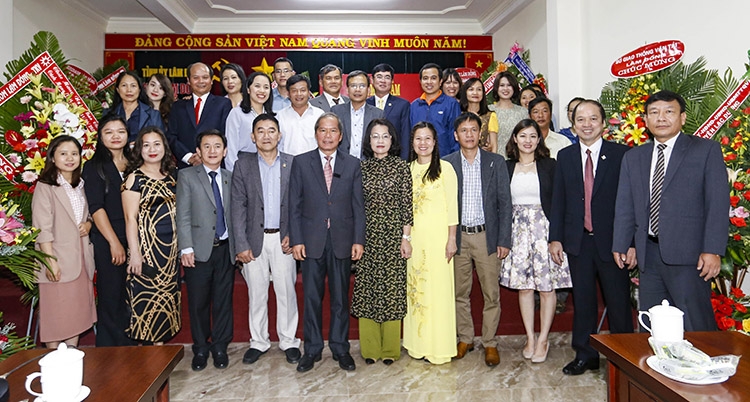 Bí thư Tỉnh ủy Nguyễn Xuân Tiến chụp hình lưu niệm cùng lãnh đạo, cán bộ, phóng viên Báo Lâm Đồng nhân ngày Báo chí Cách mạng Việt Nam.