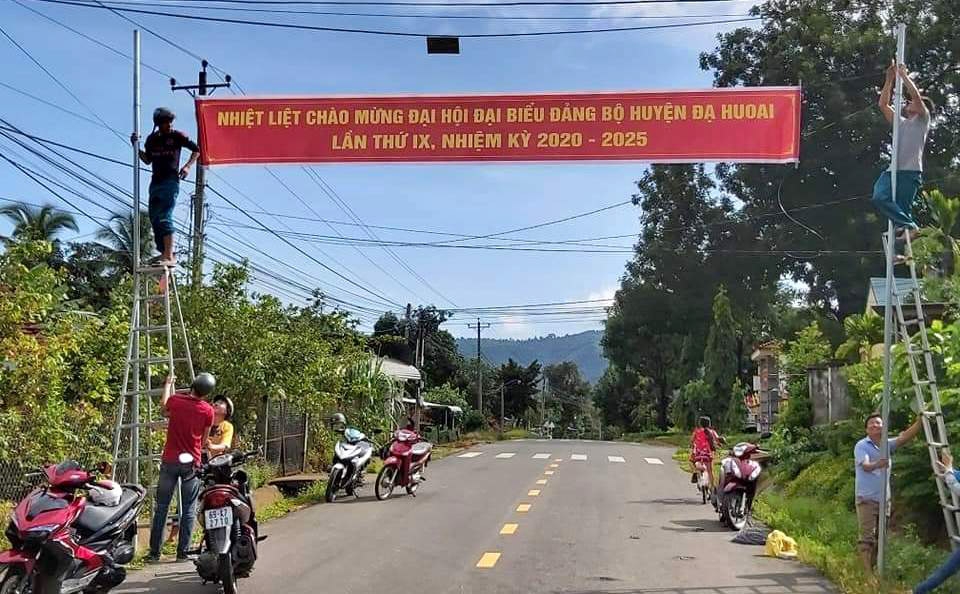 Xã Đạ Tồn treo khẩu hiệu chào mừng Đại hội Đảng bộ huyện Đạ Huoai