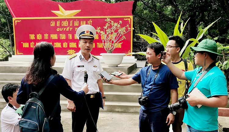 Phóng viên Khánh Phúc (Báo Lâm Đồng) và các đồng nghiệp tác nghiệp ở Trường Sa