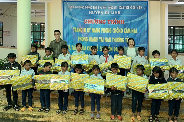 Trao quà giúp học sinh Sơn Điền
