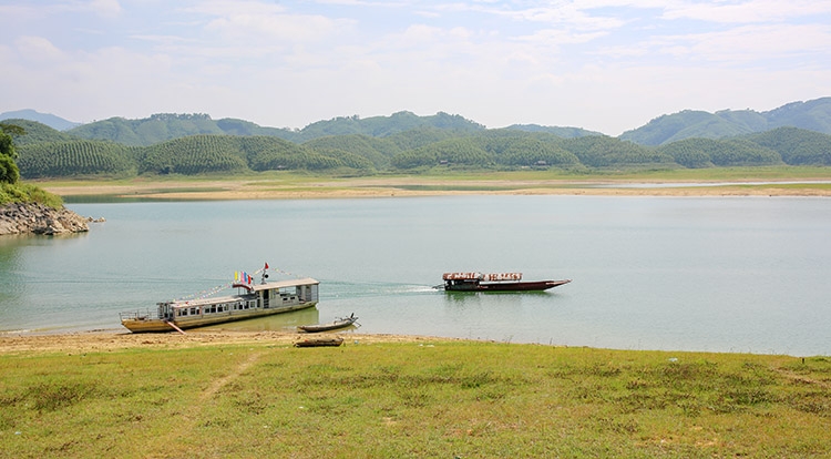 Du lịch trên lòng hồ Thác Bà