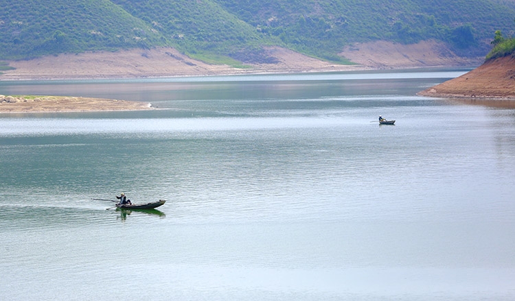 Ngoài dòng sông Chảy là nơi cung cấp nguồn nước chủ yếu, hồ Thác Bà còn nhận thêm nguồn nước từ hệ thống ngòi Hành, ngòi Cát..., bồi đắp phù sa, nuôi dưỡng nhiều loài thủy sản và những bản làng trù phú của các tộc người Tày, Nùng, Mông, Dao, Phù Lá, Cao Lan... vẫn giữ được nét hoang sơ cùng bản sắc văn hóa độc đáo và những phương thức mưu sinh trong lòng hồ 