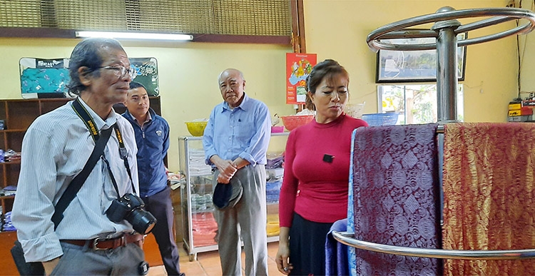Chị Hoàn - chủ cơ sở giới thiệu sản phẩm tơ tự dệt