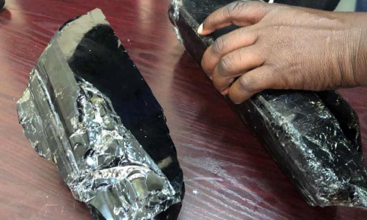 Hai viên đá quý Tanzanite là loại đá quý lớn nhất từng được tìm thấy
