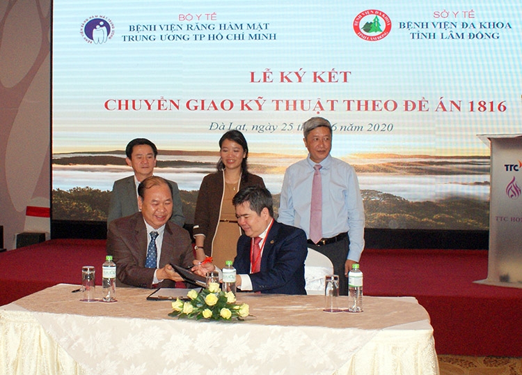 Ký kết chuyển giao kỹ thuật chuyên ngành Răng Hàm Mặt giữa Bệnh viện Răng Hàm Mặt Trung ương TP Hồ Chí Minh và Bệnh viện Đa khoa Lâm Đồng trước sự chứng kiến của lãnh đạo Bộ Y tế và tỉnh Lâm Đồng