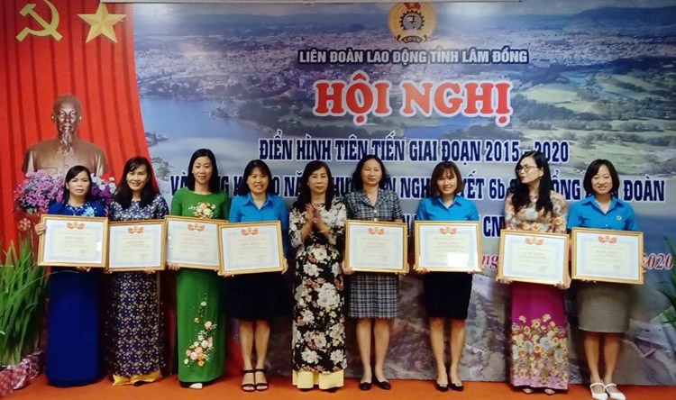 Đồng chí Nguyễn Thị Lệ - Ủy viên Ban Thường vụ Tỉnh ủy, Trưởng Ban Dân vận Tỉnh ủy, trao Bằng khen cho các tập thể, cá nhân xuất sắc