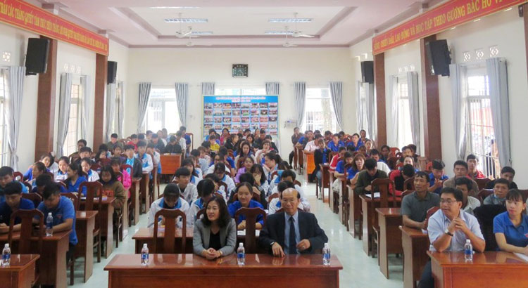 Phổ biến Luật phòng chống tác hại của rượu bia cho đoàn viên, thanh niên