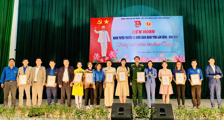 Trao giải cho các đội thi đạt thành tích cao tại Liên hoan