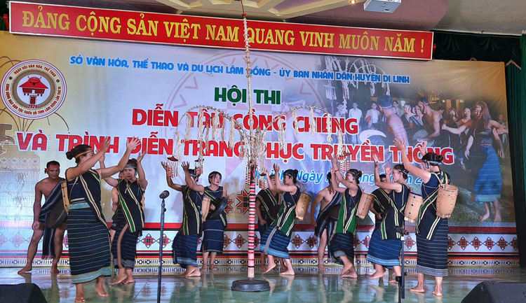 Hội thi diễn tấu cồng chiêng và trình diễn trang phục truyền thống