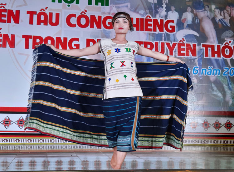 Công dụng tấm ui trong đời sống của người phụ nữ K’Ho Sre – Di Linh và K’Ho Lạch – Lạc Dương