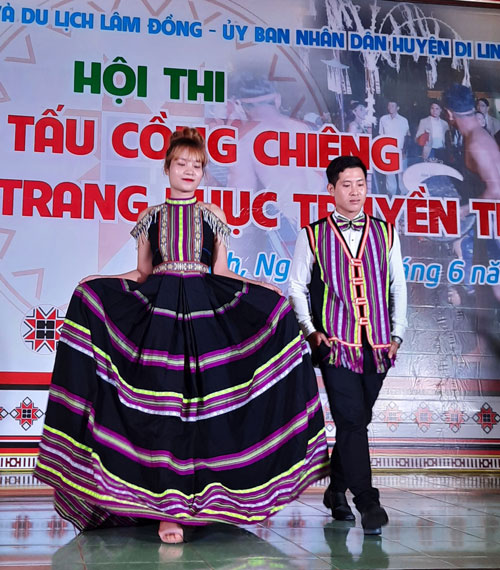 Váy cưới thổ cẩm của người K’Ho