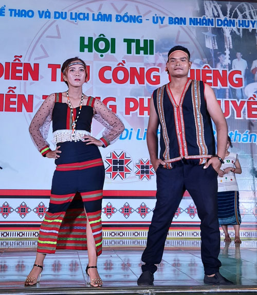 Đầm thổ cẩm hợp kiểu dáng thời trang