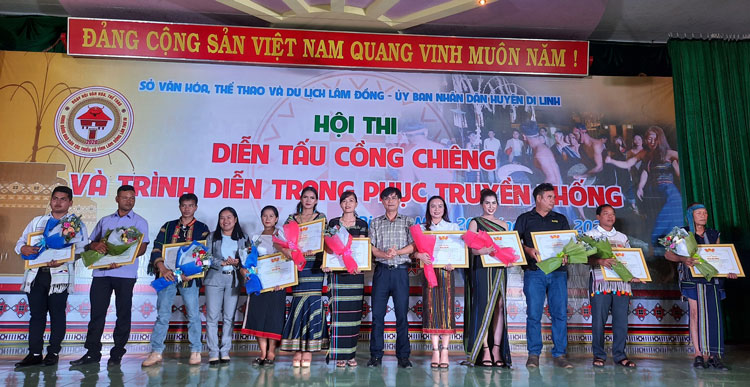 Tặng giấy khen của Sở Văn hóa Thể thao và Du lịch cho các đoàn nghệ nhân