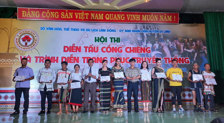 Trao giấy chứng nhận cho các tập thể hoàn thành xuất sắc các hoạt động của ngày hội 