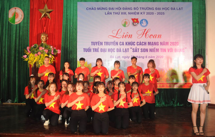 Gần 400 sinh viên tham gia Liên hoan tuyên truyền ca khúc cách mạng