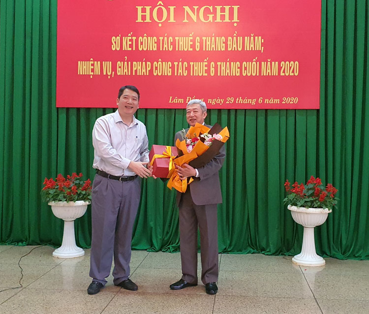 Đồng chí Vũ Xuân Bách – Vụ Trưởng Vụ Tổ chức cán bộ Tổng Cục thuế cũng đã công bố quyết định nghỉ hưu từ ngày 1/7/2020 đối với đồng chí Cục trưởng Cục thuế tỉnh Lâm Đồng Nguyễn Trọng Thoan
