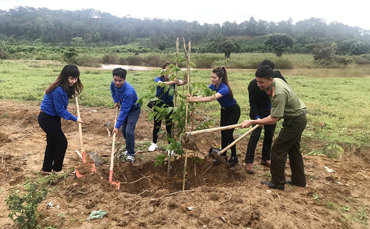 Trao nhà, tặng quà, khám bệnh, phát thuốc cho người dân vùng xa