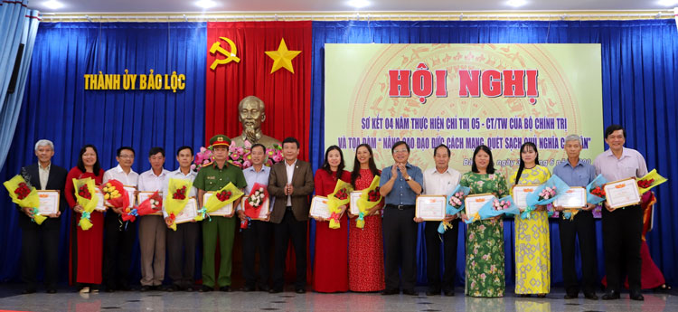 Bảo Lộc khen thưởng 28 tập thể, cá nhân học tập và làm theo Bác