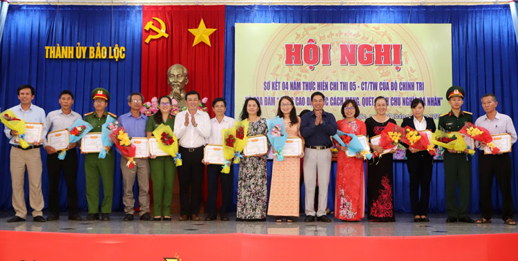 Các cá nhân được biểu dương, khen thưởng tại Hội nghị