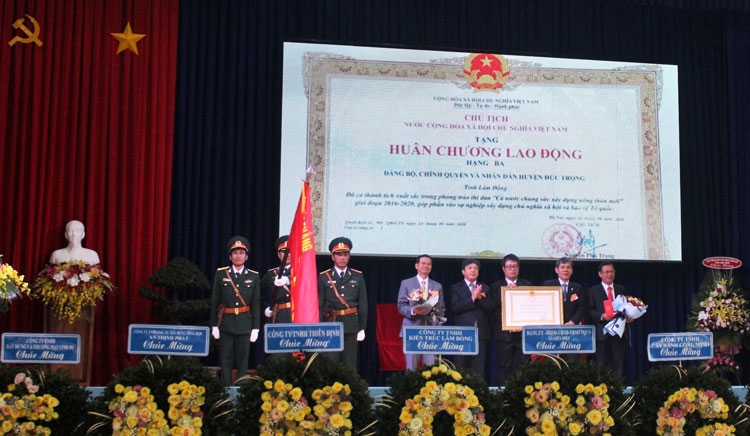 Thừa ủy quyền của Chủ tịch nước, đồng chí Đoàn Văn Việt - Phó Bí thư Tỉnh ủy, Chủ tịch UBND tỉnh, Trưởng Đoàn Đại biểu Quốc hội tỉnh, Trưởng ban Chỉ đạo các Chương trình mục tiêu Quốc gia tỉnh trao Huân chương Lao động hạng Ba cho huyện Đức Trọng