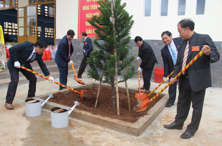 Đồng chí Trần Đức Quận - Phó Bí thư Thường trực Tỉnh ủy, Chủ tịch HĐND tỉnh và đồng chí Trần Văn Môn - Phó Cục trưởng, Phó Chánh Văn phòng điều phối NTM Trung ương cùng lãnh đạo huyện Đức Trọng trồng cây lưu niệm tại khuôn viên Trung tâm Văn hóa Thông tin và Thể thao huyện