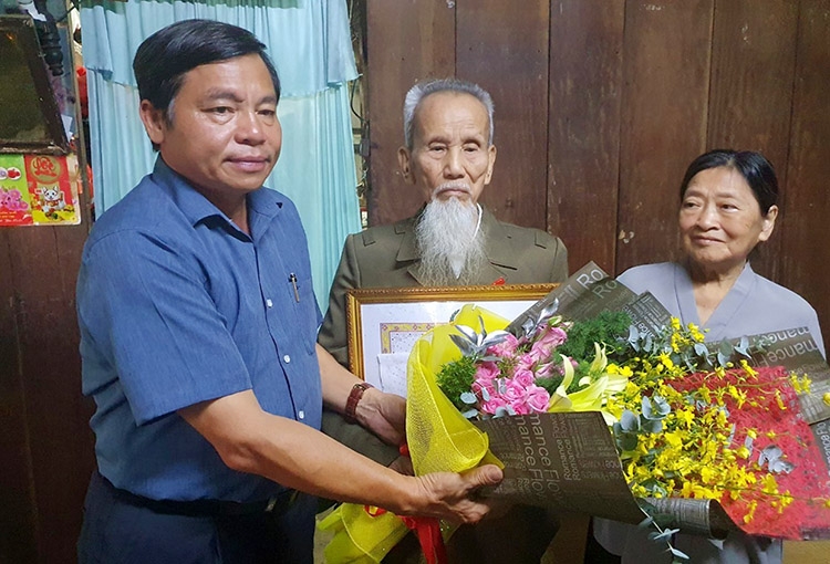 Bí thư Thành ủy Bảo Lộc đến tận nhà trao Huy hiệu 70 năm tuổi Đảng cho đồng chí Trần Anh Trung