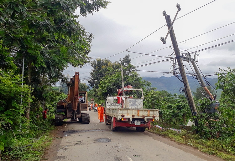 Đam Rông: Xe tải ben làm gãy cột điện và hư hỏng trạm biến áp gây mất điện nhiều giờ