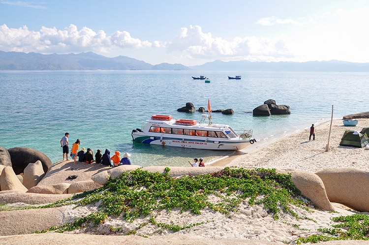 Du khách chờ tàu ra đón về đất liền