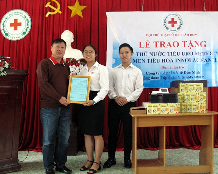 Ông Đỗ Hoàng Tuấn - Chủ tịch Hội CTĐ tỉnh trao Thư cảm ơn cho nhà tài trợ là Công ty Cổ phần Y tế Đức Minh - Công đoàn Tập đoàn Y tế AMVGroup