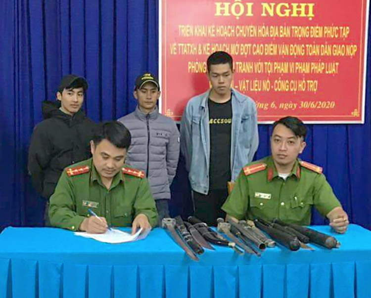 Ngay trong ngày triển khai, Công an Phường 6 Đà Lạt đã vận động thu hồi nhiều vũ khí, vật liệu nổ, công cụ hỗ trợ
