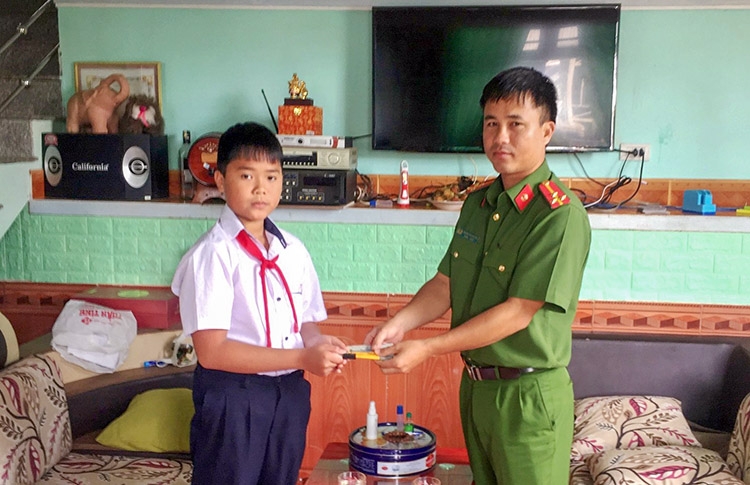 Bảo Lộc: Học sinh lớp 6 bàn giao gần 10 triệu đồng nhặt được nhờ công an tìm trả lại người đánh rơi