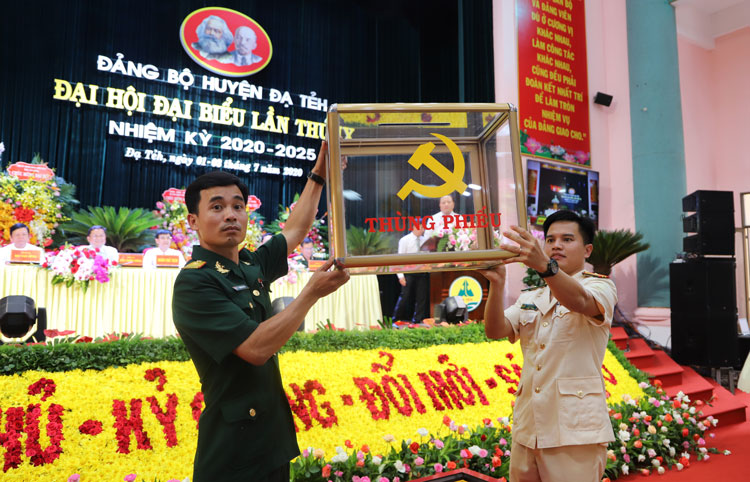 Ban kiểm phiếu kiểm tra thùng phiếu