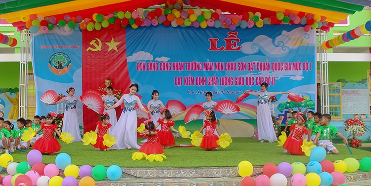 Cô và trò trường mầm non Châu Sơn biểu diễn văn nghệ tại buổi lễ