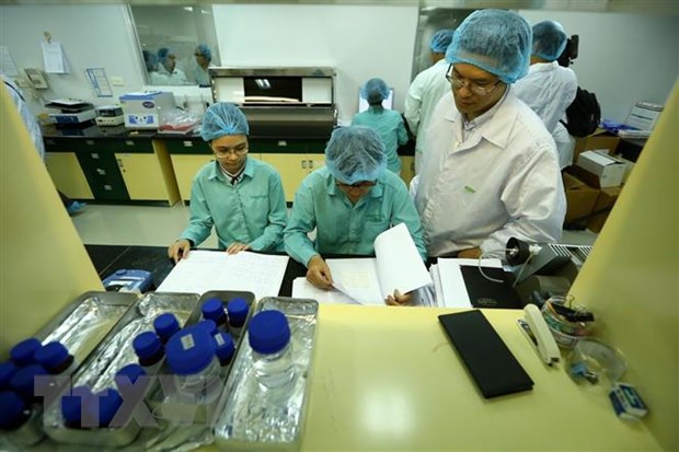 Nhóm chuyên gia của Vabiotech đã cử 2 thành viên sang nước Anh từ tháng 2, phối hợp với Đại học Bristol gấp rút tạo chủng kháng nguyên trong gần hai tháng. Tới khi về Việt Nam, nhóm tiếp tục túc trực tại phòng thí nghiệm trong hơn một tháng để hoàn thành dự tuyển Vắc xin