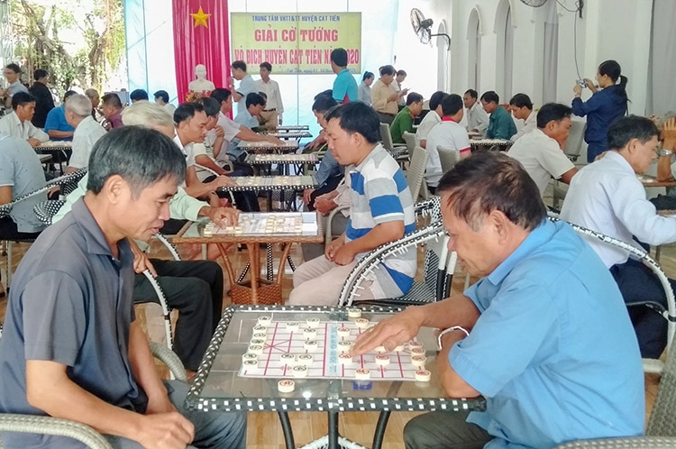 Các kỳ thủ thi đấu trận đầu tiên sau lễ khai mạc