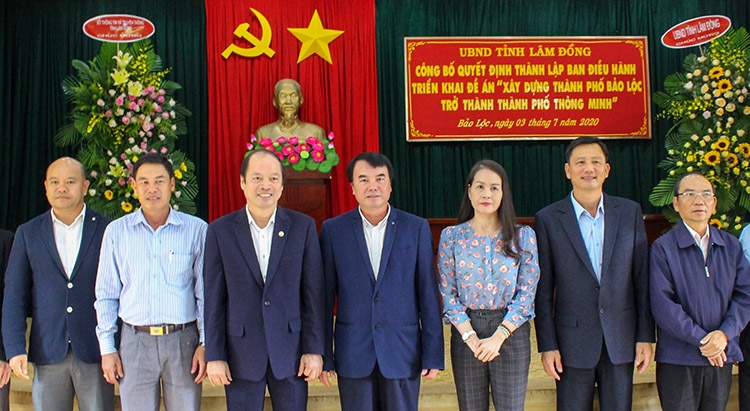 Các thành viên Ban triển khai thực hiện Đề án tại lễ Công bố Quyết định