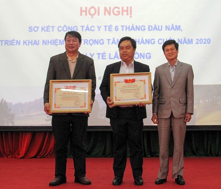 Khen thưởng nhiều điển hình xuất sắc trong ngành y tế