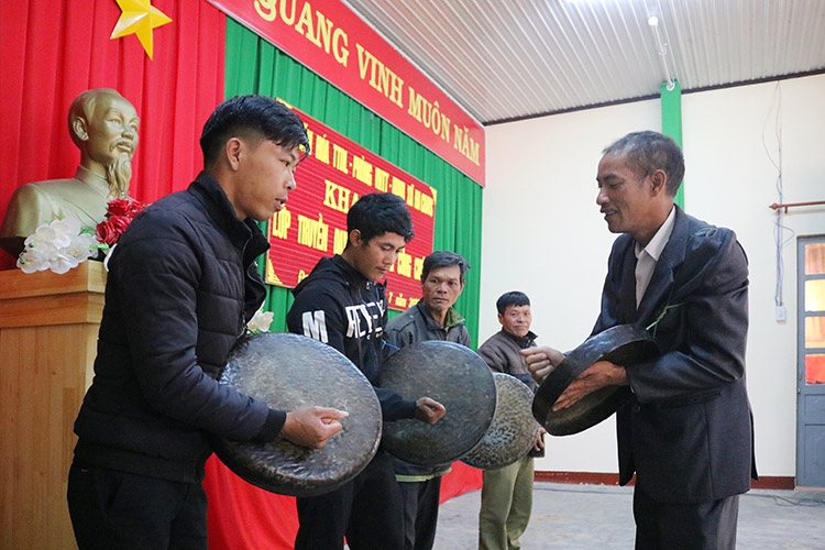 Khai mạc lớp truyền dạy và sử dụng cồng chiêng