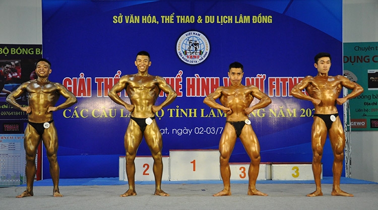 Các VĐV trẻ thi đấu