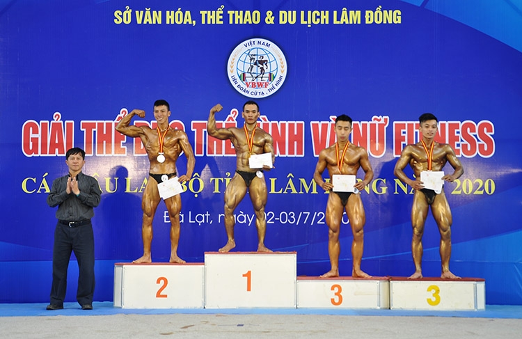 Trao giải cho các VĐV nam nhóm 2, dưới 55 kg