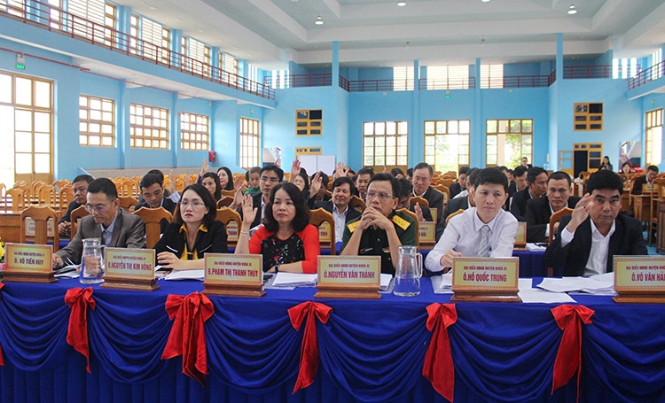 Các đại biểu biểu quyết thông qua các nghị quyết
