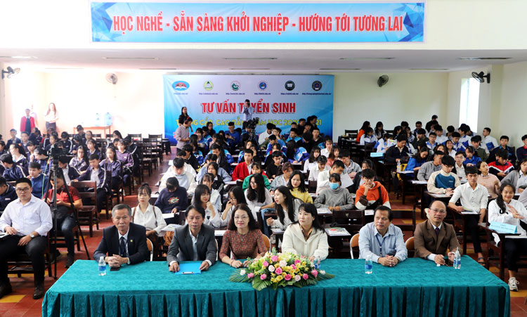Đông đảo học sinh tham gia tư vấn tuyển sinh cao đẳng và trung cấp năm học 2020 – 2021