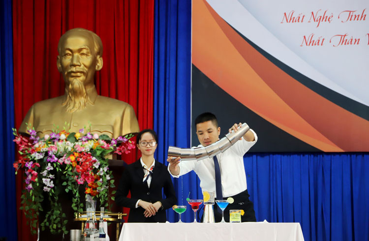 Sinh viên Trường Cao đẳng Du lịch Đà Lạt biểu diễn kỹ thuật pha chế đồ uống cocktail